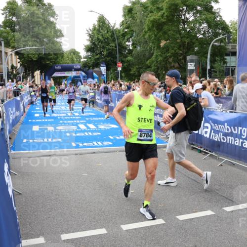 29.06.2025 - hella hamburg halbmarathon Zöllner http://msf.ph/oto/8179195 29.06.2025 10:29:41 Ziel 6781, 7186, 8784, 16818, 18422, 18699, 19204 meine-sportfotos.de