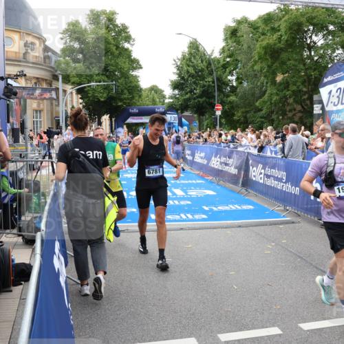 29.06.2025 - hella hamburg halbmarathon Zöllner http://msf.ph/oto/8179220 29.06.2025 10:29:44 Ziel 6781, 7186, 13374, 16818, 18422, 18699, 19204 meine-sportfotos.de