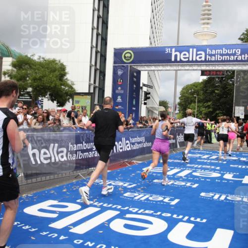 29.06.2025 - hella hamburg halbmarathon Michael Strokosch http://msf.ph/oto/8179230 29.06.2025 10:39:41 Ziel 1358, 4398, 4888, 7152, 7154, 9116, 9265, 11284, 11806, 14077, 15094, 15336, 15828, 16761, 17215, 17360, 17425, 18154, 18285, 18803 meine-sportfotos.de