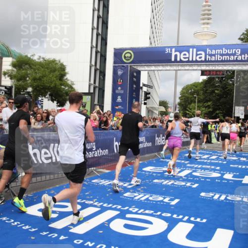 29.06.2025 - hella hamburg halbmarathon Michael Strokosch http://msf.ph/oto/8179244 29.06.2025 10:39:41 Ziel 1358, 4398, 4888, 7152, 7154, 9116, 9265, 11284, 11806, 14077, 15094, 15336, 15828, 16761, 17215, 17360, 17425, 18154, 18285, 18803 meine-sportfotos.de