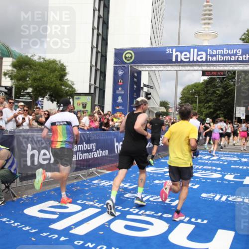 29.06.2025 - hella hamburg halbmarathon Michael Strokosch http://msf.ph/oto/8179288 29.06.2025 10:39:43 Ziel 1358, 4398, 4888, 11284, 11806, 14077, 15094, 15435, 15828, 16580, 16761, 17215, 17360, 17425, 18154, 18285, 18803 meine-sportfotos.de
