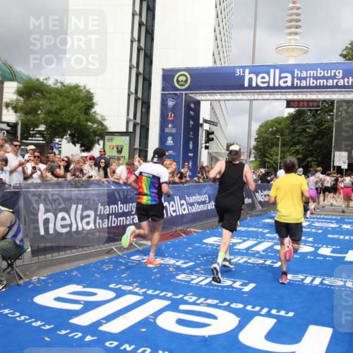 29.06.2025 - hella hamburg halbmarathon Michael Strokosch http://msf.ph/oto/8179296 29.06.2025 10:39:43 Ziel 1358, 4398, 4888, 11284, 11806, 14077, 15094, 15435, 15828, 16580, 16761, 17215, 17360, 17425, 18154, 18285, 18803 meine-sportfotos.de
