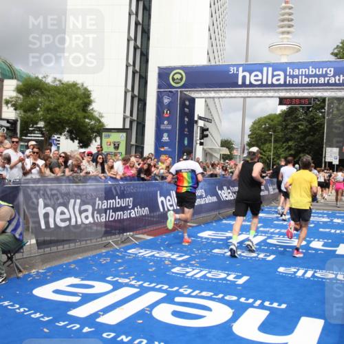 29.06.2025 - hella hamburg halbmarathon Michael Strokosch http://msf.ph/oto/8179306 29.06.2025 10:39:44 Ziel 1358, 4398, 4888, 11284, 11806, 13190, 14077, 15094, 15435, 16580, 16761, 17005, 17215, 17360, 17425, 17792, 18154, 18803 meine-sportfotos.de
