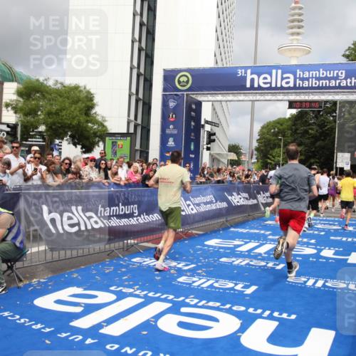 29.06.2025 - hella hamburg halbmarathon Michael Strokosch http://msf.ph/oto/8179340 29.06.2025 10:39:45 Ziel 1358, 4398, 4888, 11284, 11806, 13190, 14077, 15094, 15435, 16580, 16761, 17005, 17360, 17425, 17792, 18013, 18154 meine-sportfotos.de