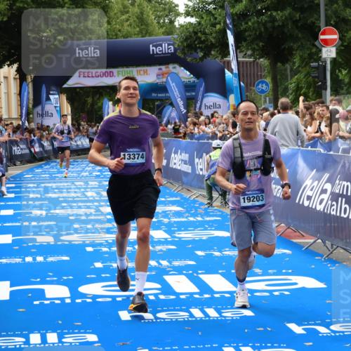 29.06.2025 - hella hamburg halbmarathon Zöllner http://msf.ph/oto/8179366 29.06.2025 10:29:51 Ziel 13374, 19202 meine-sportfotos.de