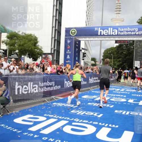 29.06.2025 - hella hamburg halbmarathon Michael Strokosch http://msf.ph/oto/8179376 29.06.2025 10:39:47 Ziel 1358, 4398, 4888, 11284, 13190, 14204, 15094, 15435, 15744, 16580, 16761, 17005, 17425, 17792, 18013 meine-sportfotos.de