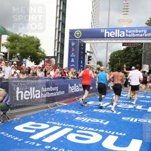 29.06.2025 - hella hamburg halbmarathon Michael Strokosch http://msf.ph/oto/8179431 29.06.2025 10:39:49 Ziel 1358, 1975, 4398, 13190, 14204, 15435, 15744, 16580, 16761, 17005, 17792, 18013 meine-sportfotos.de