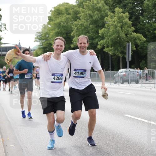29.06.2025 - hella hamburg halbmarathon Jannik Wohlers http://msf.ph/oto/8179441 29.06.2025 10:22:40 Lombardsbrücke 1853, 3029, 3034, 4190, 4266, 4793, 5629, 6578, 6784, 6785, 6849, 7266, 7891, 8687, 8688, 9133, 9877, 9913, 10205, 12025, 12190, 12265, 13560, 14041, 15469, 16416, 16558, 16565, 16566, 16863, 17099, 17657 meine-sportfotos.de