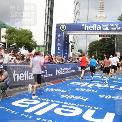 29.06.2025 - hella hamburg halbmarathon Michael Strokosch http://msf.ph/oto/8179445 29.06.2025 10:39:50 Ziel 1975, 2525, 4398, 13190, 14204, 15435, 15744, 16580, 16761, 17005, 17792, 18013 meine-sportfotos.de