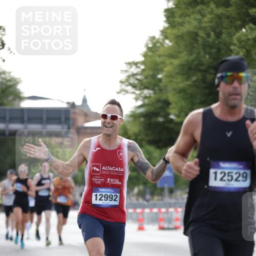 29.06.2025 - hella hamburg halbmarathon Jannik Wohlers http://msf.ph/oto/8179483 29.06.2025 09:42:32 Lombardsbrücke 5612, 7331, 7855, 9269, 11228, 12360, 12529, 12992, 13346, 14753, 14836, 17614, 18740, 19041, 19042, 19050, 19076, 19078 meine-sportfotos.de