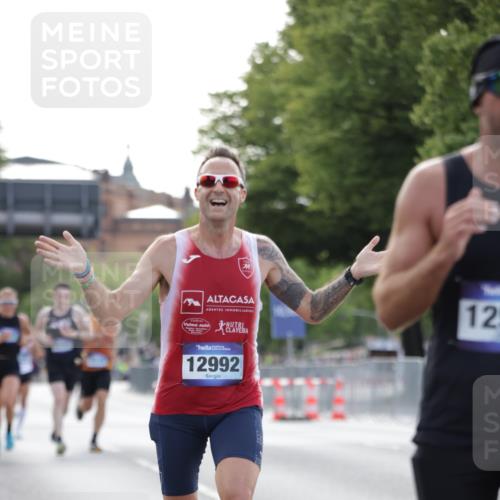 29.06.2025 - hella hamburg halbmarathon Jannik Wohlers http://msf.ph/oto/8179660 29.06.2025 09:42:32 Lombardsbrücke 5612, 7331, 7855, 9269, 11228, 12360, 12529, 12992, 13346, 14753, 14836, 17614, 18740, 19041, 19042, 19050, 19076, 19078 meine-sportfotos.de