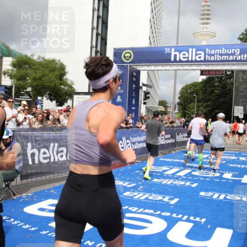29.06.2025 - hella hamburg halbmarathon Michael Strokosch http://msf.ph/oto/8179681 29.06.2025 10:39:58 Ziel 1603, 2525, 2563, 2573, 3626, 4766, 6149, 7981, 8467, 8574, 11714, 15421, 15813 meine-sportfotos.de