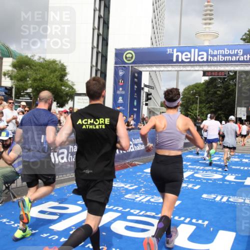 29.06.2025 - hella hamburg halbmarathon Michael Strokosch http://msf.ph/oto/8179693 29.06.2025 10:39:58 Ziel 1603, 2525, 2563, 2573, 3626, 4766, 6149, 7981, 8467, 8574, 11714, 15421, 15813 meine-sportfotos.de