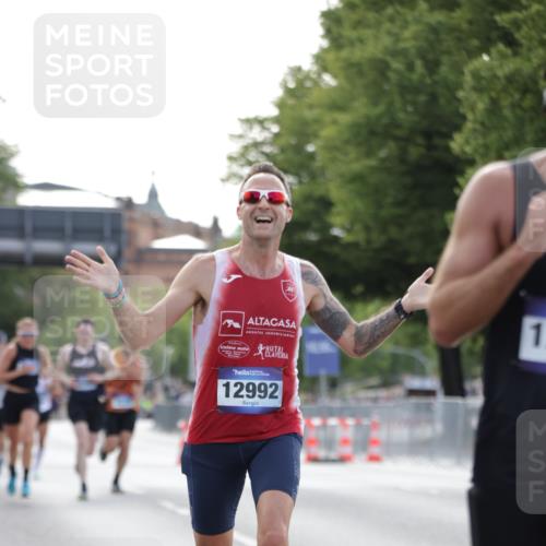 29.06.2025 - hella hamburg halbmarathon Jannik Wohlers http://msf.ph/oto/8179708 29.06.2025 09:42:32 Lombardsbrücke 5612, 7331, 7855, 9269, 11228, 12360, 12529, 12992, 13346, 14753, 14836, 17614, 18740, 19041, 19042, 19050, 19076, 19078 meine-sportfotos.de