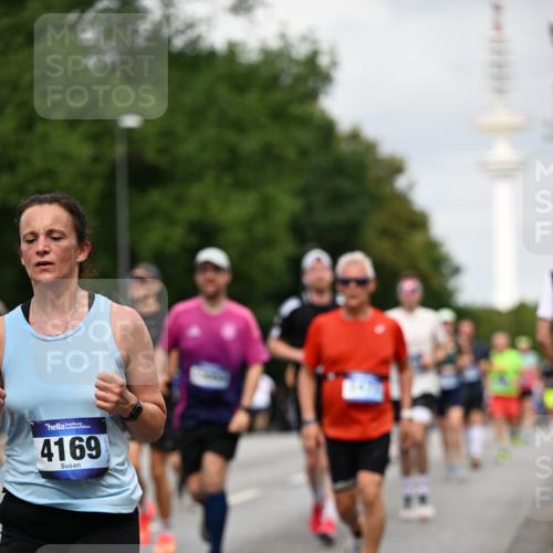 29.06.2025 - hella hamburg halbmarathon Dr. Thomas Lammeyer http://msf.ph/oto/8179716 29.06.2025 10:10:18 Kennedybrücke 1229, 1830, 1842, 2471, 2624, 3062, 4169, 4542, 5431, 6014, 7741, 8049, 8290, 8744, 8894, 8909, 9477, 9917, 10214, 10781 meine-sportfotos.de