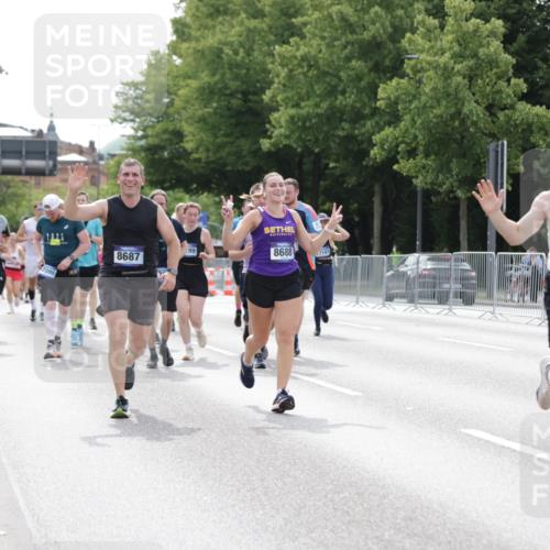 29.06.2025 - hella hamburg halbmarathon Jannik Wohlers http://msf.ph/oto/8179765 29.06.2025 10:22:46 Lombardsbrücke 2925, 3029, 3034, 4190, 4266, 4793, 6502, 6578, 6784, 6785, 6849, 7891, 8687, 8688, 8716, 8918, 8920, 9133, 9301, 9877, 9913, 10739, 11798, 12025, 12073, 12265, 13560, 14041, 14338, 14821, 16416, 16558, 16565, 16566, 16863, 17013, 17099, 17207, 17299, 17657, 17719 meine-sportfotos.de