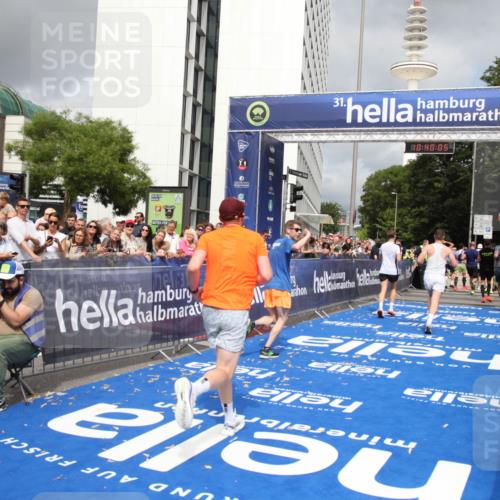 29.06.2025 - hella hamburg halbmarathon Michael Strokosch http://msf.ph/oto/8179793 29.06.2025 10:40:03 Ziel 1603, 3626, 5050, 5375, 6080, 7981, 8467, 8574, 12091, 15421, 17973 meine-sportfotos.de