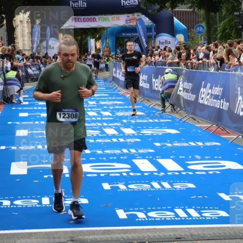 29.06.2025 - hella hamburg halbmarathon Zöllner http://msf.ph/oto/8179803 29.06.2025 10:30:13 Ziel 1758, 8323, 12308, 15507 meine-sportfotos.de