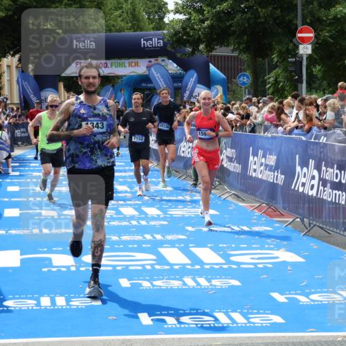 29.06.2025 - hella hamburg halbmarathon Zöllner http://msf.ph/oto/8179818 29.06.2025 10:39:37 Ziel 1343, 7152, 7154, 9116, 9265, 11284, 11806, 14077, 15094, 15336, 15828, 15965, 17215, 17360, 18154, 18285, 18803 meine-sportfotos.de