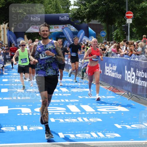 29.06.2025 - hella hamburg halbmarathon Zöllner http://msf.ph/oto/8179825 29.06.2025 10:39:37 Ziel 1343, 7152, 7154, 9116, 9265, 11284, 11806, 14077, 15094, 15336, 15828, 15965, 17215, 17360, 18154, 18285, 18803 meine-sportfotos.de