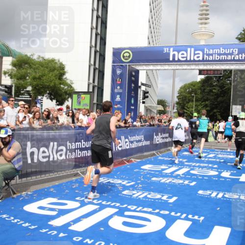 29.06.2025 - hella hamburg halbmarathon Michael Strokosch http://msf.ph/oto/8179851 29.06.2025 10:40:09 Ziel 2826, 5007, 5050, 5508, 6080, 8933, 12091, 13514, 15424, 17973 meine-sportfotos.de