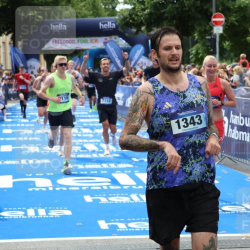 29.06.2025 - hella hamburg halbmarathon Zöllner http://msf.ph/oto/8179852 29.06.2025 10:39:38 Ziel 4888, 7152, 7154, 9116, 9265, 11284, 11806, 14077, 15094, 15336, 15828, 15965, 17215, 17360, 17425, 18154, 18285, 18803 meine-sportfotos.de