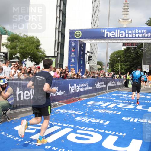29.06.2025 - hella hamburg halbmarathon Michael Strokosch http://msf.ph/oto/8179885 29.06.2025 10:40:11 Ziel 2826, 4381, 5007, 5050, 5508, 5916, 6080, 7495, 8933, 12091, 13514, 15424, 17973 meine-sportfotos.de
