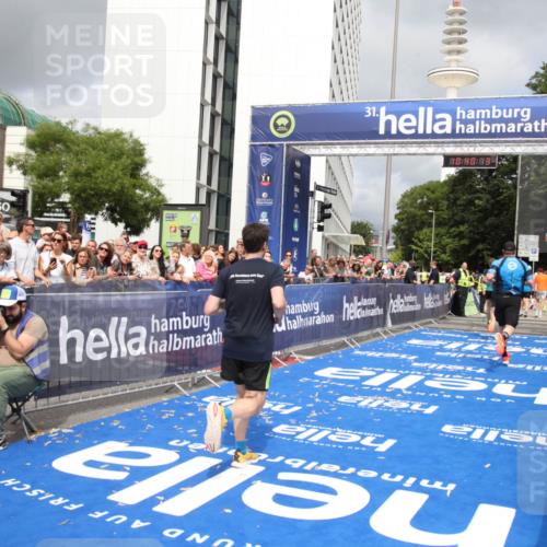 29.06.2025 - hella hamburg halbmarathon Michael Strokosch http://msf.ph/oto/8179897 29.06.2025 10:40:12 Ziel 2826, 4381, 5007, 5409, 5508, 5916, 7495, 8933, 12091, 13514, 13667, 15424, 17973, 18979 meine-sportfotos.de