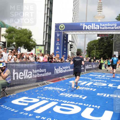 29.06.2025 - hella hamburg halbmarathon Michael Strokosch http://msf.ph/oto/8179908 29.06.2025 10:40:12 Ziel 2826, 4381, 5007, 5409, 5508, 5916, 7495, 8933, 12091, 13514, 13667, 15424, 17973, 18979 meine-sportfotos.de