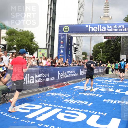 29.06.2025 - hella hamburg halbmarathon Michael Strokosch http://msf.ph/oto/8179921 29.06.2025 10:40:13 Ziel 2826, 3547, 4381, 5007, 5409, 5508, 5916, 7495, 8933, 10968, 11731, 13514, 13667, 15424, 18979 meine-sportfotos.de