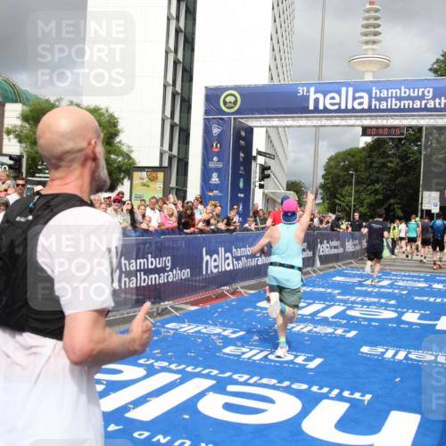 29.06.2025 - hella hamburg halbmarathon Michael Strokosch http://msf.ph/oto/8179929 29.06.2025 10:40:14 Ziel 3547, 4381, 5007, 5409, 5410, 5508, 5916, 7495, 8465, 8933, 10968, 11731, 12704, 13667, 15424, 18979 meine-sportfotos.de