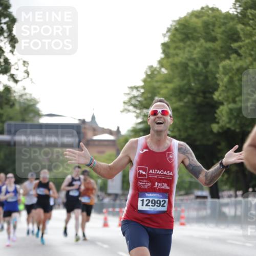 29.06.2025 - hella hamburg halbmarathon Jannik Wohlers http://msf.ph/oto/8179930 29.06.2025 09:42:33 Lombardsbrücke 5612, 7331, 7855, 9097, 9269, 11228, 11994, 12341, 12360, 12529, 12992, 13346, 14753, 14836, 18740, 19041, 19042, 19050, 19076 meine-sportfotos.de