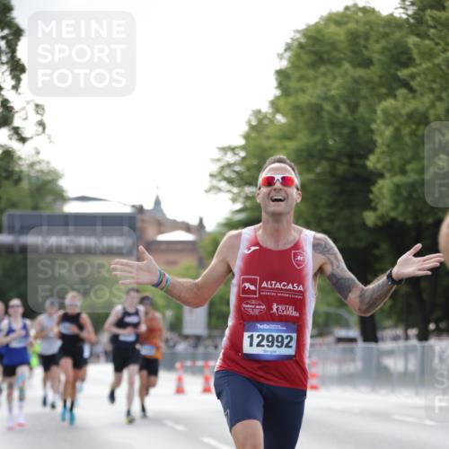 29.06.2025 - hella hamburg halbmarathon Jannik Wohlers http://msf.ph/oto/8179967 29.06.2025 09:42:33 Lombardsbrücke 5612, 7331, 7855, 9097, 9269, 11228, 11994, 12341, 12360, 12529, 12992, 13346, 14753, 14836, 18740, 19041, 19042, 19050, 19076 meine-sportfotos.de