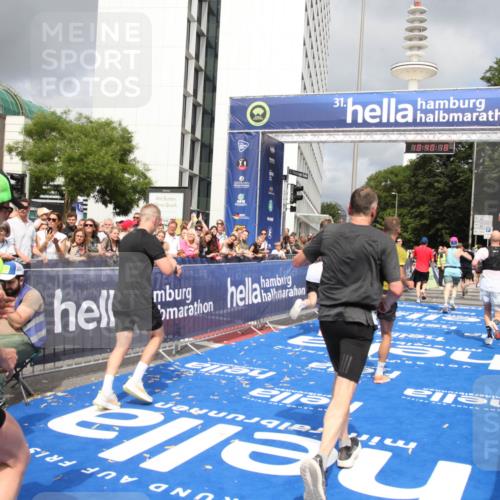 29.06.2025 - hella hamburg halbmarathon Michael Strokosch http://msf.ph/oto/8179990 29.06.2025 10:40:16 Ziel 3547, 4381, 5007, 5409, 5410, 5508, 5803, 5916, 7495, 8465, 8933, 10968, 11731, 12704, 13667, 14699, 18614, 18979 meine-sportfotos.de
