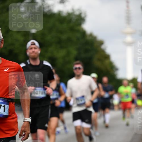 29.06.2025 - hella hamburg halbmarathon Dr. Thomas Lammeyer http://msf.ph/oto/8180029 29.06.2025 10:10:21 Kennedybrücke 1830, 1936, 2471, 2624, 3062, 4169, 4542, 5431, 6014, 7741, 8290, 8744, 8909, 9917, 10214, 10781 meine-sportfotos.de