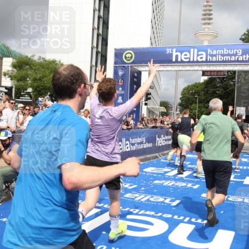 29.06.2025 - hella hamburg halbmarathon Michael Strokosch http://msf.ph/oto/8180035 29.06.2025 10:40:18 Ziel 3547, 4381, 5007, 5409, 5410, 5508, 5803, 5916, 7495, 8465, 10968, 11731, 12704, 13667, 14699, 18614, 18979 meine-sportfotos.de