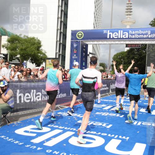 29.06.2025 - hella hamburg halbmarathon Michael Strokosch http://msf.ph/oto/8180057 29.06.2025 10:40:19 Ziel 3547, 4381, 5409, 5410, 5803, 5916, 7495, 8465, 10968, 11731, 12704, 13667, 14699, 18614, 18979 meine-sportfotos.de
