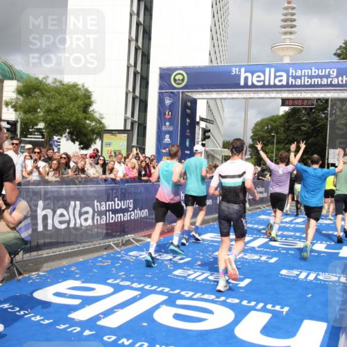 29.06.2025 - hella hamburg halbmarathon Michael Strokosch http://msf.ph/oto/8180070 29.06.2025 10:40:20 Ziel 3547, 4381, 5409, 5410, 5803, 8465, 10968, 11731, 12704, 13667, 14699, 18614, 18979 meine-sportfotos.de