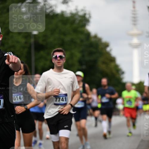 29.06.2025 - hella hamburg halbmarathon Dr. Thomas Lammeyer http://msf.ph/oto/8180077 29.06.2025 10:10:22 Kennedybrücke 1830, 1936, 2471, 2624, 3062, 4169, 4542, 5431, 6014, 7741, 8290, 8744, 8909, 9917, 10214, 10781 meine-sportfotos.de