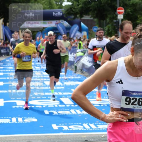 29.06.2025 - hella hamburg halbmarathon Zöllner http://msf.ph/oto/8180089 29.06.2025 10:39:45 Ziel 1358, 4398, 4888, 11284, 11806, 13190, 14077, 14204, 15094, 15435, 15744, 16580, 16761, 17005, 17425, 17792, 18013 meine-sportfotos.de