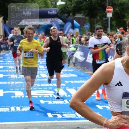 29.06.2025 - hella hamburg halbmarathon Zöllner http://msf.ph/oto/8180095 29.06.2025 10:39:45 Ziel 1358, 4398, 4888, 11284, 11806, 13190, 14077, 14204, 15094, 15435, 15744, 16580, 16761, 17005, 17425, 17792, 18013 meine-sportfotos.de