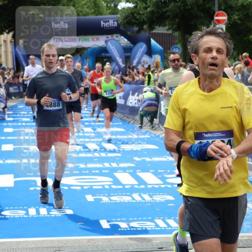 29.06.2025 - hella hamburg halbmarathon Zöllner http://msf.ph/oto/8180124 29.06.2025 10:39:46 Ziel 1358, 4398, 4888, 11284, 13190, 14204, 15094, 15435, 15744, 16580, 16761, 17005, 17425, 17792, 18013 meine-sportfotos.de