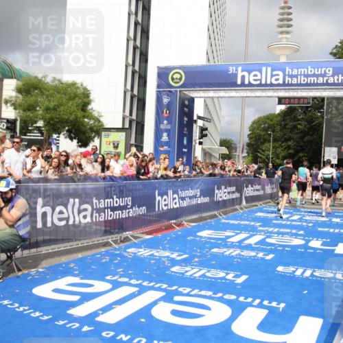 29.06.2025 - hella hamburg halbmarathon Michael Strokosch http://msf.ph/oto/8180133 29.06.2025 10:40:23 Ziel 5410, 5803, 8370, 8465, 12704, 14699, 17916, 18614 meine-sportfotos.de