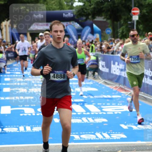 29.06.2025 - hella hamburg halbmarathon Zöllner http://msf.ph/oto/8180143 29.06.2025 10:39:47 Ziel 1358, 1975, 4398, 4888, 13190, 14204, 15435, 15744, 16580, 16761, 17005, 17425, 17792, 18013 meine-sportfotos.de