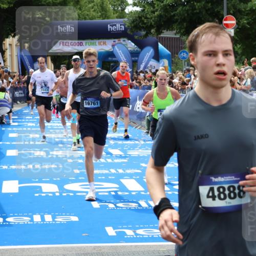 29.06.2025 - hella hamburg halbmarathon Zöllner http://msf.ph/oto/8180159 29.06.2025 10:39:48 Ziel 1358, 1975, 4398, 13190, 14204, 15435, 15744, 16580, 16761, 17005, 17792, 18013 meine-sportfotos.de