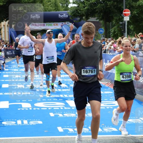 29.06.2025 - hella hamburg halbmarathon Zöllner http://msf.ph/oto/8180192 29.06.2025 10:39:49 Ziel 1975, 2525, 4398, 13190, 14204, 15435, 15744, 16580, 16761, 17005, 17792, 18013 meine-sportfotos.de