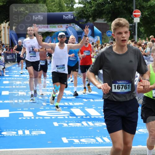 29.06.2025 - hella hamburg halbmarathon Zöllner http://msf.ph/oto/8180204 29.06.2025 10:39:49 Ziel 1975, 2525, 4398, 13190, 14204, 15435, 15744, 16580, 16761, 17005, 17792, 18013 meine-sportfotos.de
