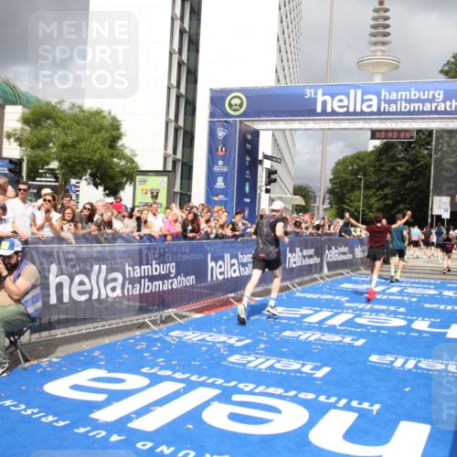 29.06.2025 - hella hamburg halbmarathon Michael Strokosch http://msf.ph/oto/8180210 29.06.2025 10:40:33 Ziel 6649, 7284, 8966, 10978, 11767, 12365, 12540, 14924, 15164, 15247, 17214, 17245, 18192 meine-sportfotos.de