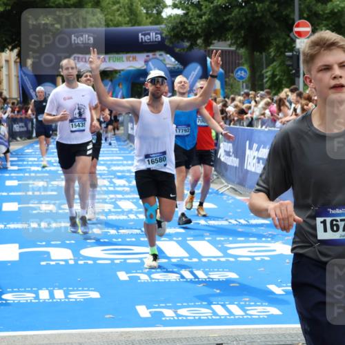 29.06.2025 - hella hamburg halbmarathon Zöllner http://msf.ph/oto/8180215 29.06.2025 10:39:49 Ziel 1975, 2525, 4398, 13190, 14204, 15435, 15744, 16580, 16761, 17005, 17792, 18013 meine-sportfotos.de