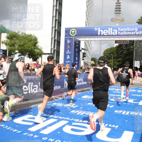 29.06.2025 - hella hamburg halbmarathon Michael Strokosch http://msf.ph/oto/8180246 29.06.2025 10:40:36 Ziel 6649, 7284, 8966, 10978, 11767, 12365, 12540, 15015, 15164, 15247, 17214, 18192 meine-sportfotos.de